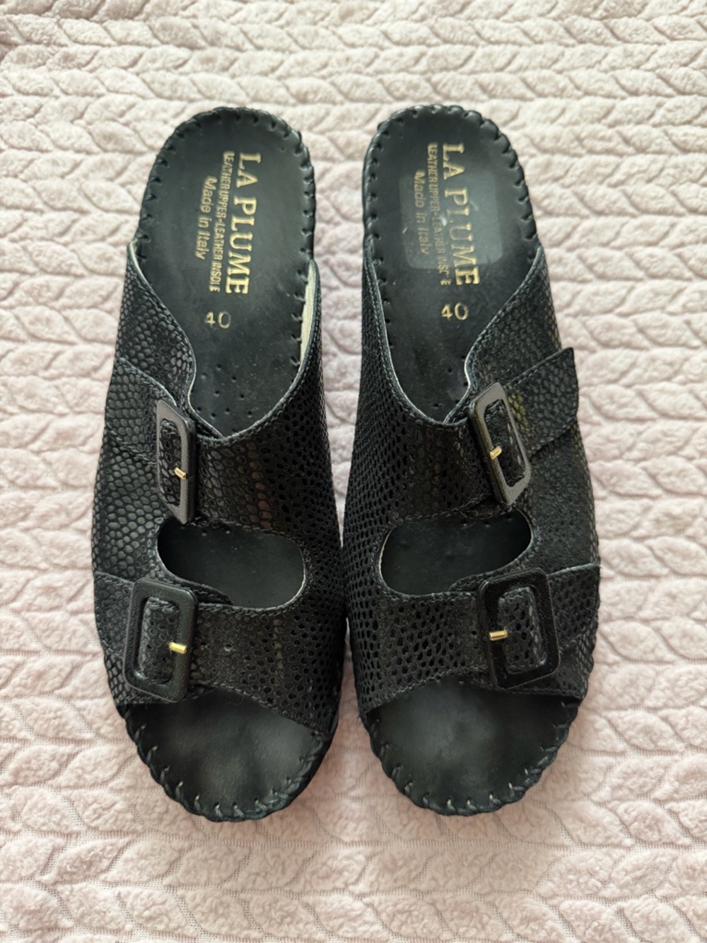LA PLUME Black Women's Perforated Slide Sandals